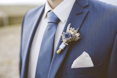 ein Blumensanstecker oder Hochzeitsanstecker für deine Hochzeit - Fotograf und Hochzeitsfotograf Torsten Paris