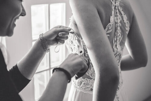 Hochzeitsvorbereitung Brautkleid anziehen Hochzeit Fotograf Torsten Paris